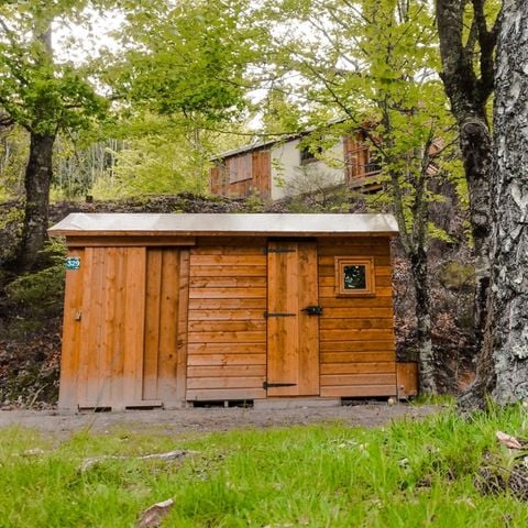 Stellplatz - Pauschale Premium: Stellplatz 10A, ausgestattet mit einem Freecamp (Hütte mit Sanitäranlagen)