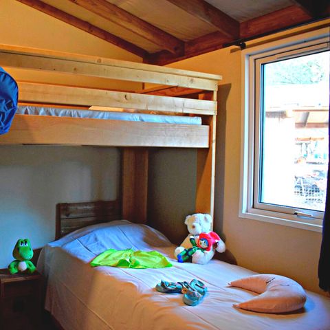 CHALET 5 persone - VIP Premium Lodge 34m² - vista lago (2 camere) + TV + lenzuola + asciugamani + terrazza coperta 11m².