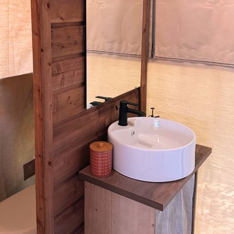 Bungalowtent 5 personen - Cotton Flower Confort tenthut 28m² (2 kamers) + TV + overdekt terras 16m² 4/5 pers.