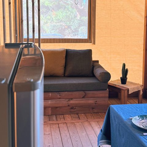 BungalowTent 5 personen - Cotton Flower Confort tenthut 28m² (2 kamers) + TV + overdekt terras 16m² 4/5 pers.