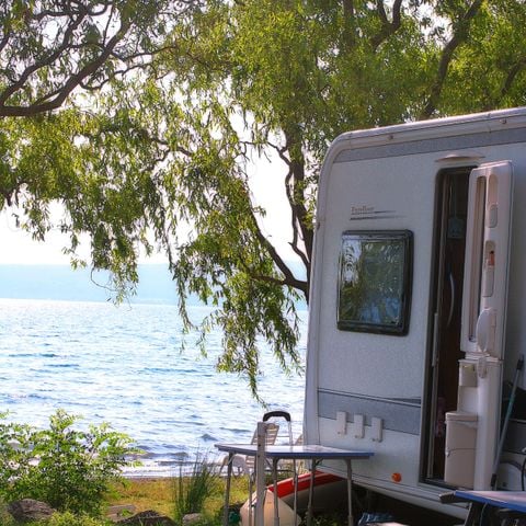 Stellplatz - Pitch View Blue Lake view - CARAVAN