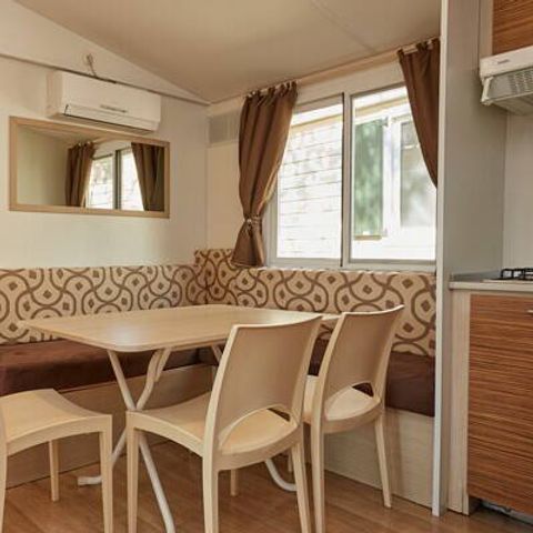 BUNGALOW 4 persone - Casa mobile | Classica | 2 camere da letto | 4 persone | Terrazza rialzata | 2 bagni | Aria condizionata | TV