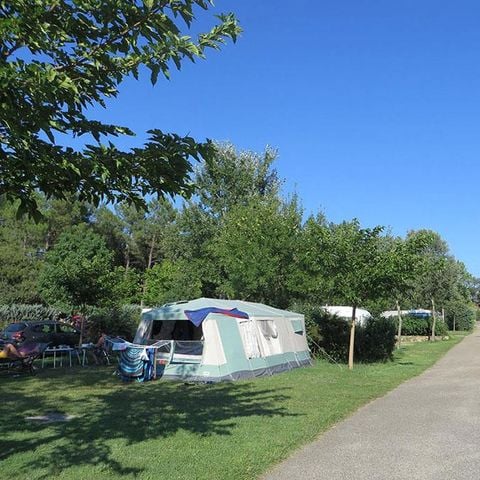 EMPLACEMENT - Forfait : Emplacement + 1 voiture + Eau chaude