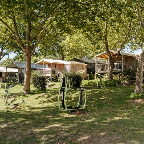 TENTE TOILE ET BOIS 4 personnes - Cabane Lodge Cosyflower PREMIUM 38m² (2 chambres) dont terrasse couverte 10m² + TV + draps inclus