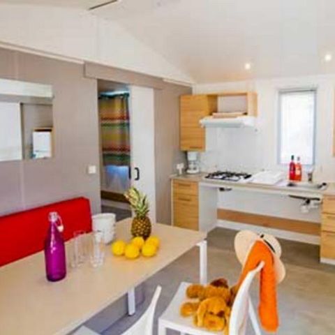 Stacaravan 4 personen - STANDARD stacaravan 29m² (2 kamers) + terras aangepast voor personen met beperkte mobiliteit