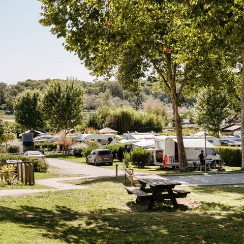 Pitch - COMFORT package (1 tent, caravan or camper / 1 car / electricity 6A)