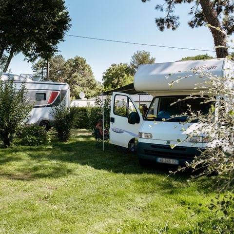 Kampeerplaats - COMFORT-pakket (1 tent, caravan of camper / 1 auto / elektriciteit 6A)