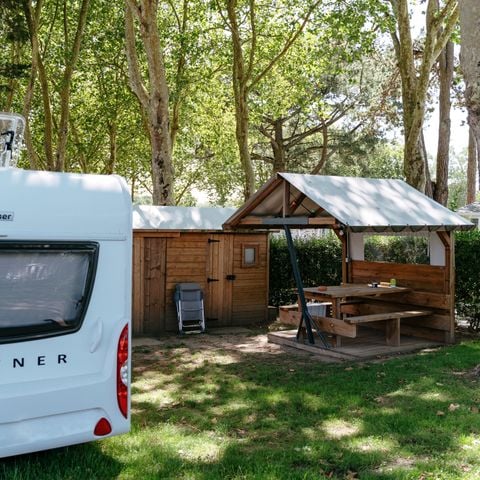 Stellplatz - Pauschale PREMIUM: Stellplatz mit einem Freecamp ausgestattet (Hütte mit Sanitäranlagen und offener Küche)