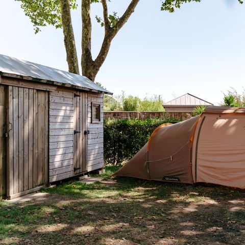 Emplacement - Forfait - PREMIUM équipé d'une Freecamp - Cabane avec sanitaires et cuisine ouverte