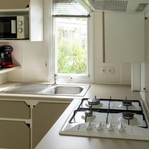 Mobilhome 6 personnes - Homeflower Premium 31m² - 3 chambres + terrasse semi-couverte + lave-vaisselle + TV 6 pers