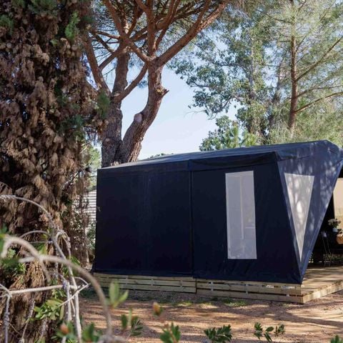 Safaritent 4 personen - Ecrin Cocoon Insolite 16m² (zonder sanitair) 2 slaapkamers + Overdekt terras 14 m² + TV + Keukenhoek 4 personen