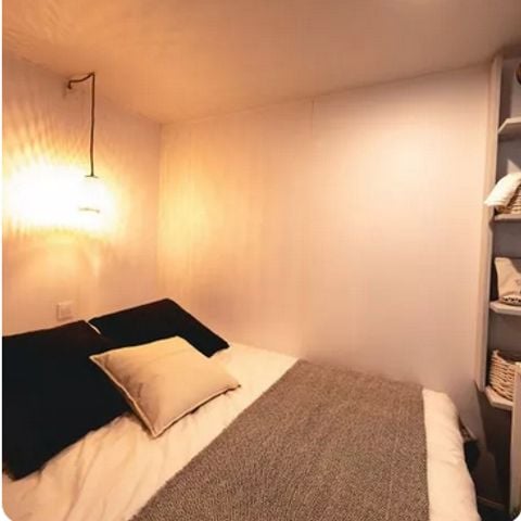 CANVAS AND WOOD TENT 4 people - Ecrin Cocoon Insolite 16m² (without sanitary facilities) 2 bedrooms + Covered terrace 14 m² + TV + Kitchenette 4 people