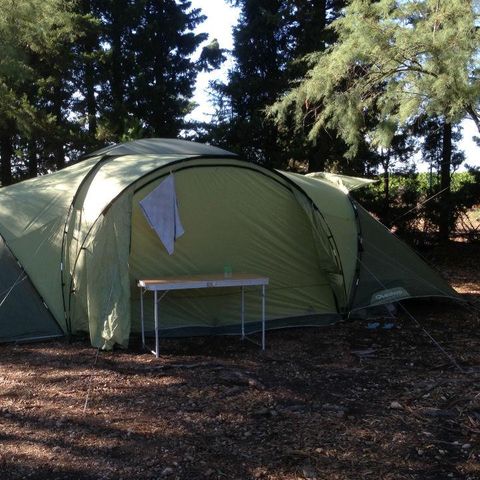 Stellplatz - Forfait Privilège (1 Zelt, Wohnwagen oder Wohnmobil / 1 Auto / Strom 10A)