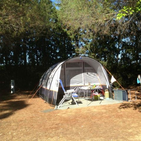 Stellplatz - Forfait Privilège (1 Zelt, Wohnwagen oder Wohnmobil / 1 Auto / Strom 10A)