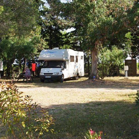 Stellplatz - Forfait Privilège (1 Zelt, Wohnwagen oder Wohnmobil / 1 Auto / Strom 10A)