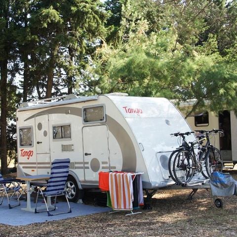 Stellplatz - Forfait Privilège (1 Zelt, Wohnwagen oder Wohnmobil / 1 Auto / Strom 10A)