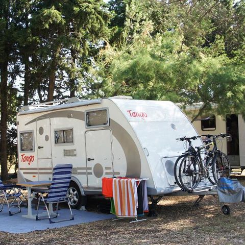 PIAZZOLA - Pacchetto Privilege (1 tenda, roulotte o camper / 1 auto / elettricità 10A)