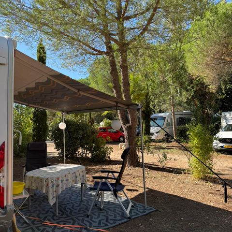 STAANPLAATS - Privilege pakket (1 tent, caravan of camper / 1 auto / 10A elektriciteit)