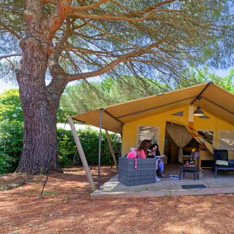 CANVAS AND WOOD TENT 5 people - Safari Lodge 37 m2 (without sanitary facilities), 2 Bedrooms, covered terrace 1/5 pers