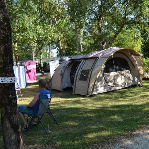 Kampeerplaats - Natuurlijke standplaats: voertuig + tent of caravan of camper
