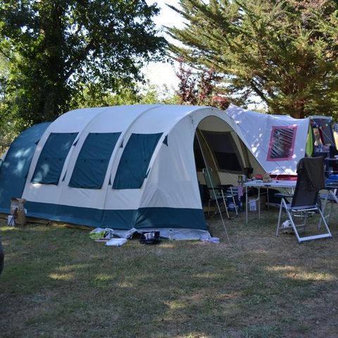 Kampeerplaats - Natuurlijke standplaats: voertuig + tent of caravan of camper