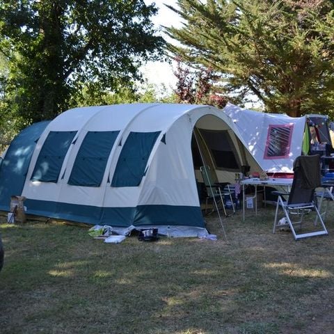 STAANPLAATS - Natuurlijke standplaats: voertuig + tent of caravan of camper