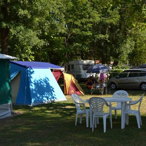 STAANPLAATS - Natuurlijke standplaats: voertuig + tent of caravan of camper