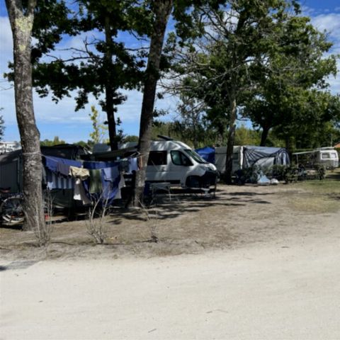 STAANPLAATS - Kale staanplaatsen 6 pers