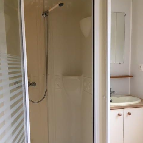 Mobilheim 5 Personen - OPHEA 28m² + Terrasse (5. Person auf Bank, lässt sich nicht ausklappen)