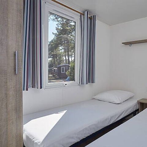 BUNGALOW 6 personnes - Mobil-home | Comfort | 2 Ch. | 4/6 Pers. | Terrasse surélevée | 2 SDB | Clim. | TV