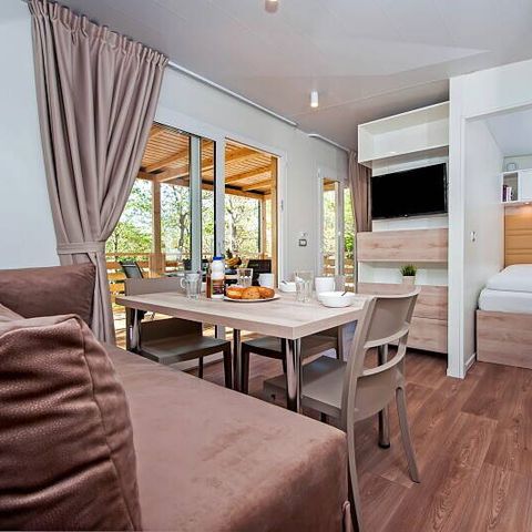 BUNGALOW 6 personnes - Mobil-home | Comfort | 2 Ch. | 4/6 Pers. | Terrasse surélevée | 2 SDB | Clim. | TV
