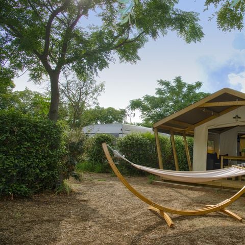 Bungalowtent 5 personen - Freeflower Confort 29m2 inclusief 8m² terras (2 kamers - geen eigen badkamer) + TV 5 pers