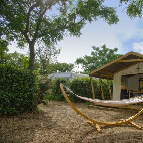 Bungalowzelt 5 Personen - Freeflower Confort 29m2 inkl. 8m² Terrasse (2 Zimmer - ohne eigene Sanitäranlagen) + TV 5 pers.