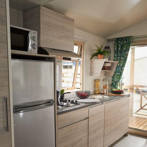 Mobilheim 4 Personen - Cottage Premium 32m² (2 Schlafplätze) + Überdachte Terrasse + Klimaanlage + LV + TV + Bettwäsche 4 Pers.