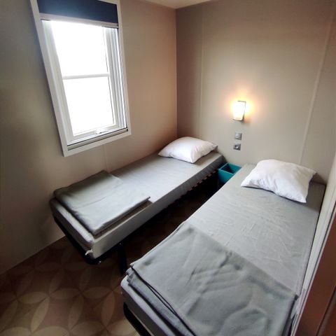 Mobilheim 4 Personen - Mobilheim Premium 30m² (2 Schlafplätze) + überdachte Terrasse + Klima + TV + LV + Bettwäsche 4 Pers.