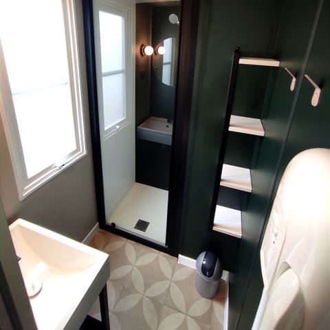 Mobilheim 4 Personen - Mobilheim Premium 30m² (2 Schlafplätze) + überdachte Terrasse + Klima + TV + LV + Bettwäsche 4 Pers.