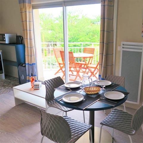 STUDIO 3 people - Animals Admitted