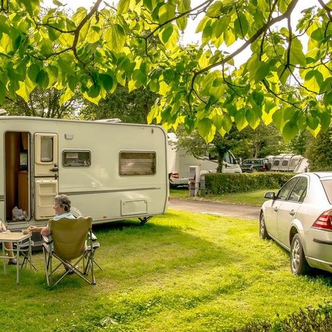 Kampeerplaats - Comfort pakket: 1 auto -1 tent, caravan of camper + 8A elektriciteit