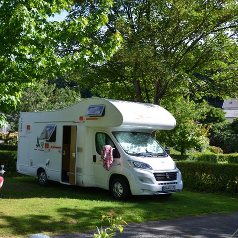 Kampeerplaats - Comfort pakket: 1 auto -1 tent, caravan of camper + 8A elektriciteit