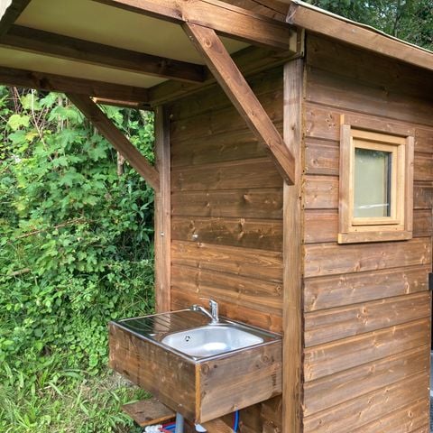 EMPLACEMENT - Forfait confort PREMIUM : 1 voiture + 1 tente, caravane ou camping-car avec sanitaire individuel