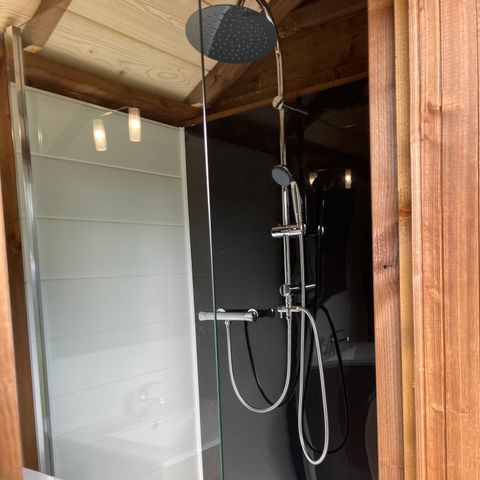 STAANPLAATS - PREMIUM comfortpakket: 1 auto + 1 tent, caravan of camper met individueel sanitair