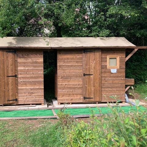 EMPLACEMENT - Forfait confort PREMIUM : 1 voiture + 1 tente, caravane ou camping-car avec sanitaire individuel