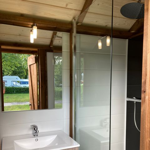 Kampeerplaats - PREMIUM comfortpakket: 1 auto + 1 tent, caravan of camper met individueel sanitair