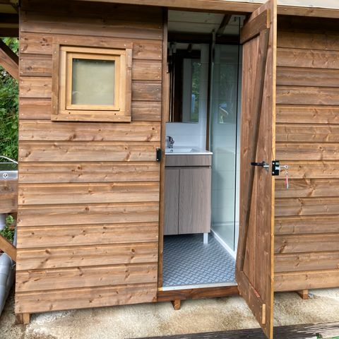 Kampeerplaats - PREMIUM comfortpakket: 1 auto + 1 tent, caravan of camper met individueel sanitair