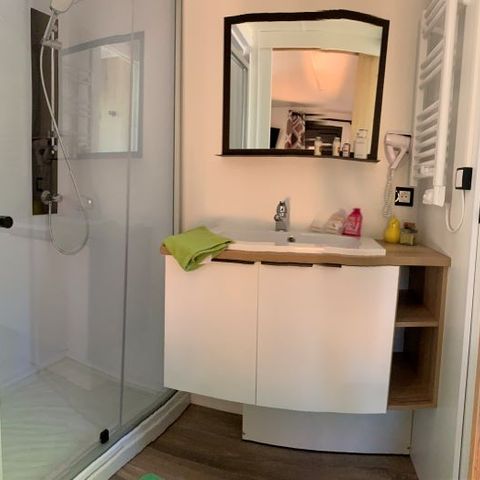 BUNGALOW 6 personnes - exclusif, climatisé, wifi, 3 chambres, 2 salles de bain, 6 personnes.