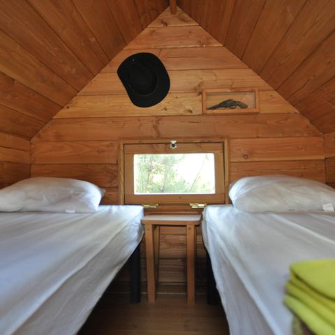 CHALET 6 personen - Comfortabel 3-slaapkamer trapper chalet, met 2/P houten mini-chalet op het terras