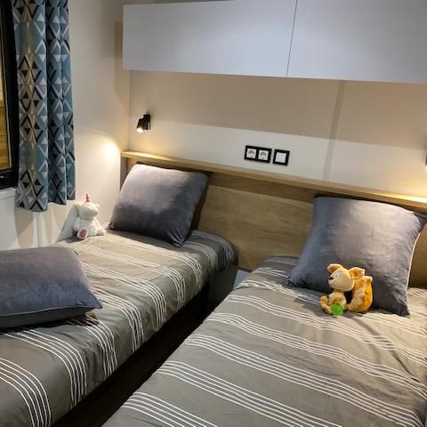 CASA MOBILE 4 persone - Casa mobile premium, 2 camere da letto, 2 bagni con doccia, 4 posti letto in un villaggio occidentale