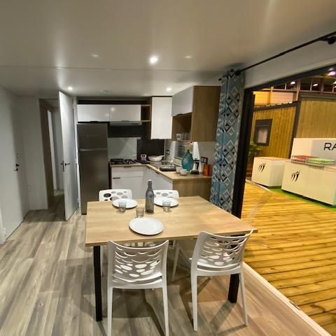 Stacaravan 4 personen - Premium stacaravan, 2 slaapkamers, 2 badkamers met douche, 4 slaapplaatsen in een westers dorp