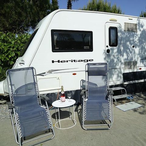 STAANPLAATS - Standplaats Comfort caravan/ stroomvoorziening (16 A)