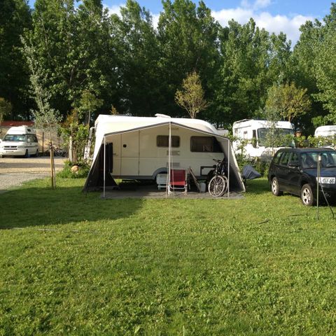 STAANPLAATS - Standplaats Comfort caravan/ stroomvoorziening (16 A)